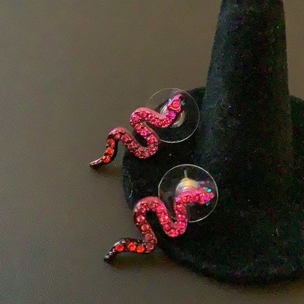 Betsey Johnson Pink to Red Glitter Snake Drop Earrings, Brand New - Picture 3 of 3